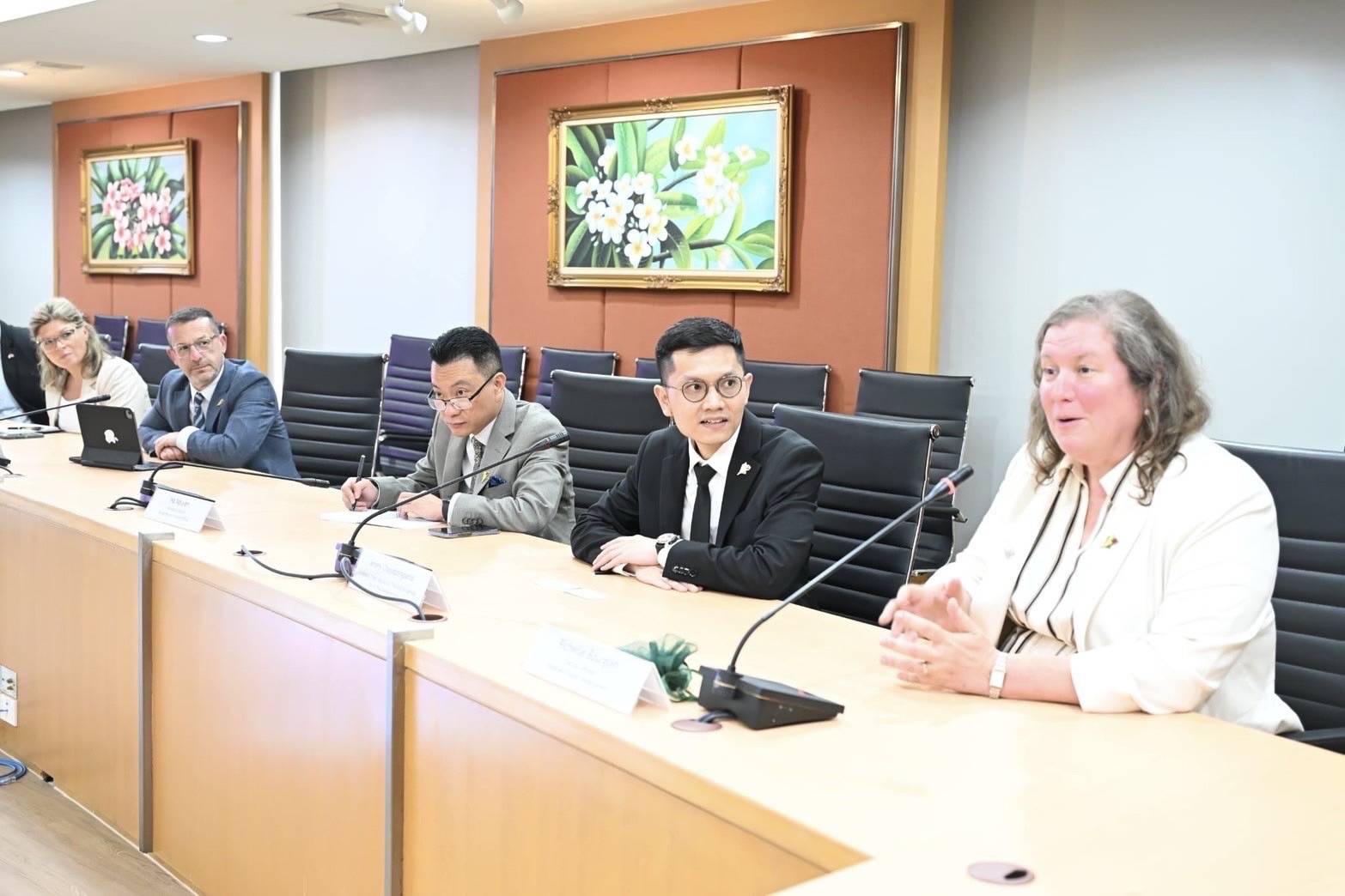 รพร.ปณตสรรค์ เป็นผู้แทน อก. ในการต้อนรับและหารือกับ Ms. Richelle Bourgoin ปลัดกระทรวงการค้าและการพัฒนาการส่งออก รัฐแซสคัตเชวัน ประเทศแคนาดา พร้อมคณะ ในโอกาสเดินทางเยือนประเทศไทย