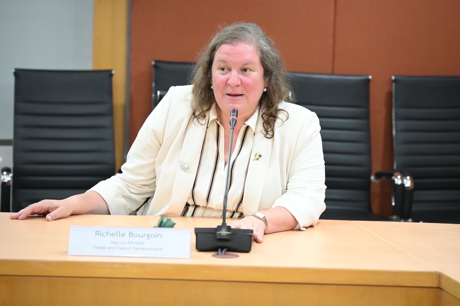 รพร.ปณตสรรค์ เป็นผู้แทน อก. ในการต้อนรับและหารือกับ Ms. Richelle Bourgoin ปลัดกระทรวงการค้าและการพัฒนาการส่งออก รัฐแซสคัตเชวัน ประเทศแคนาดา พร้อมคณะ ในโอกาสเดินทางเยือนประเทศไทย