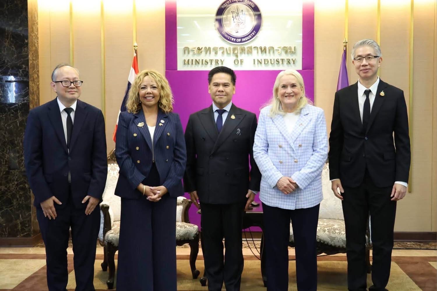 อพร. ร่วมให้การต้อนรับคณะสมาชิกรัฐสภาสหรัฐฯ ในโอกาสเดินทางเข้าเยี่ยมคารวะและหารือแลกเปลี่ยนความคิดเห็นกับ รวอ.