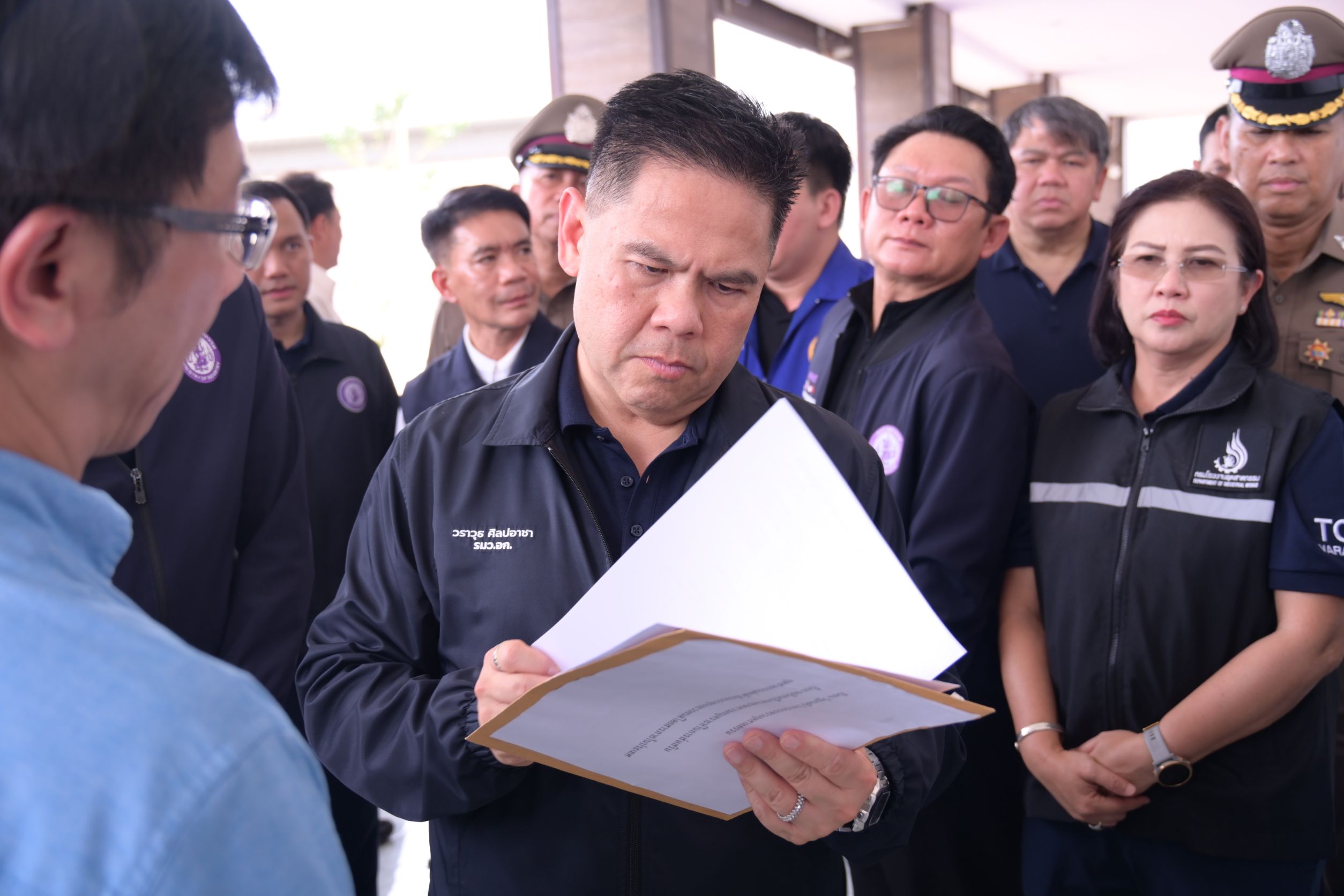 รพร.ปณตสรรค์ฯ ร่วมคณะ รวอ.วราวุธฯ ลงพื้นที่ตรวจติดตามการแก้ไขปัญหาตามข้อร้องเรียนของชาวบ้าน กรณีได้รับกลิ่นเหม็นรบกวนจากโรงงานอลูมิเนียมดรอส ของบริษัท เอวาย 2021 จำกัด