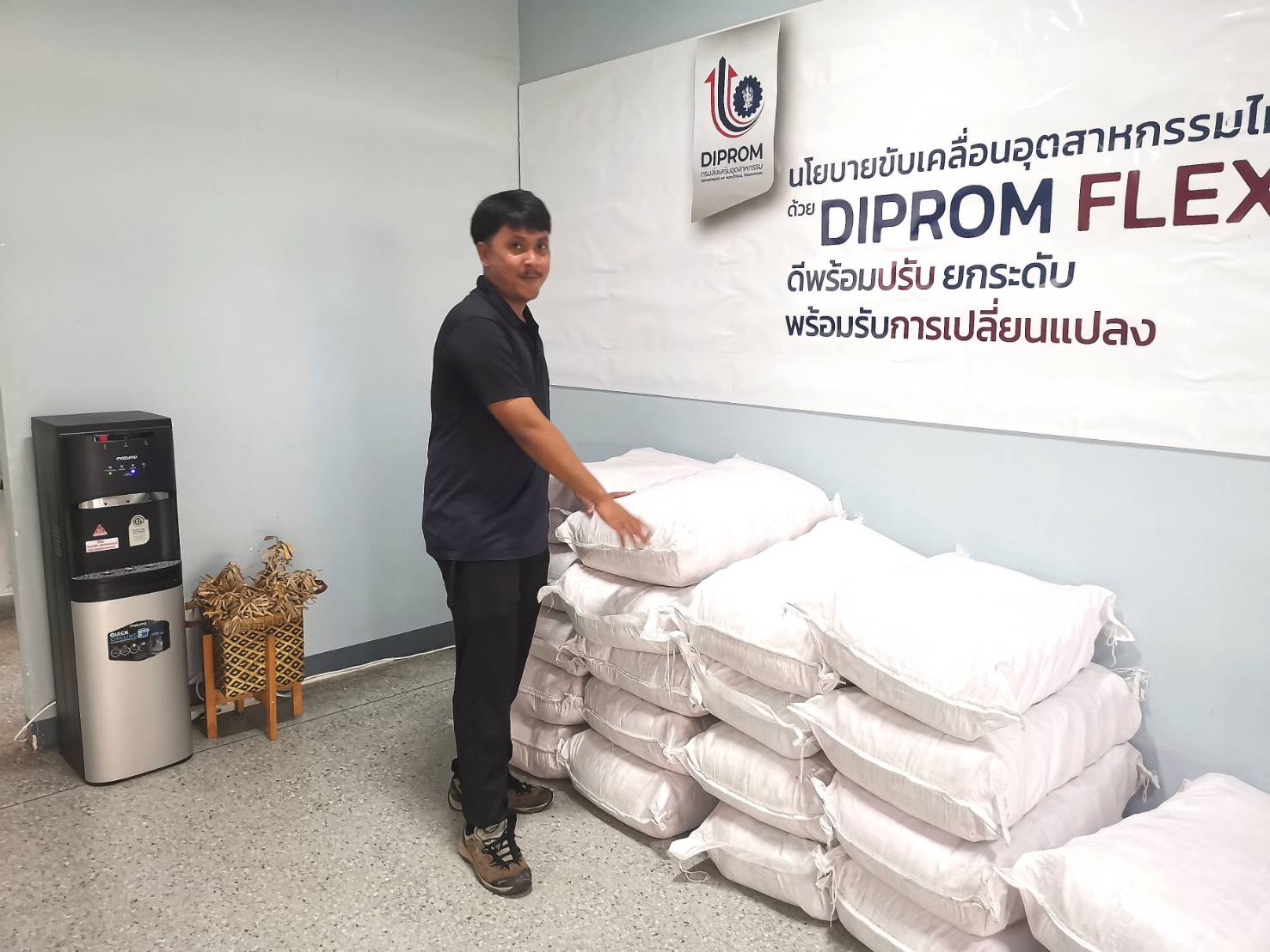 ผอ.สรข.5 พร้อมด้วยเจ้าหน้าที่ สรข.5 เป็นตัวแทน กพร. ส่งมอบสิ่งของใช้ที่จำเป็น เพื่อช่วยเหลือผู้ประสบอุทกภัยและเพื่อการฟื้นฟูพื้นที่ประสบอุทกภัยในพื้นที่ภาคเหนือตอนล่าง
