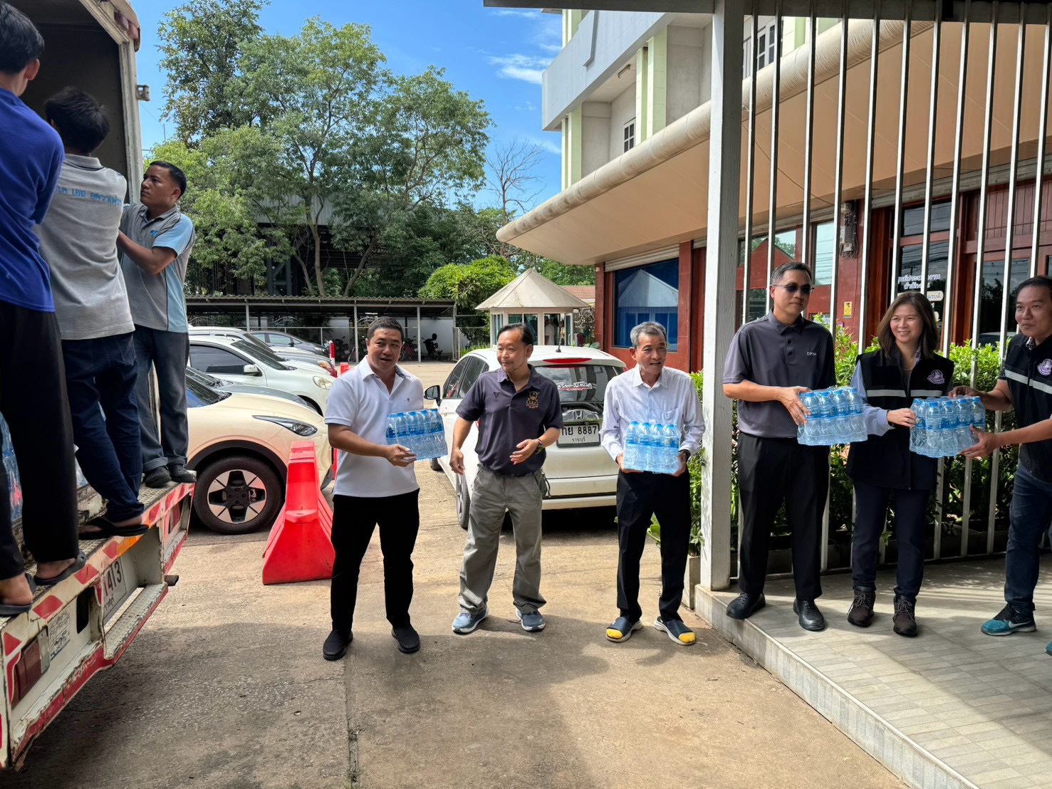 สรข.7 ร่วมส่งมอบสิ่งของช่วยเหลือผู้ประสบภัยน้ำท่วม ในเขตพื้นที่จังหวัดราชบุรี