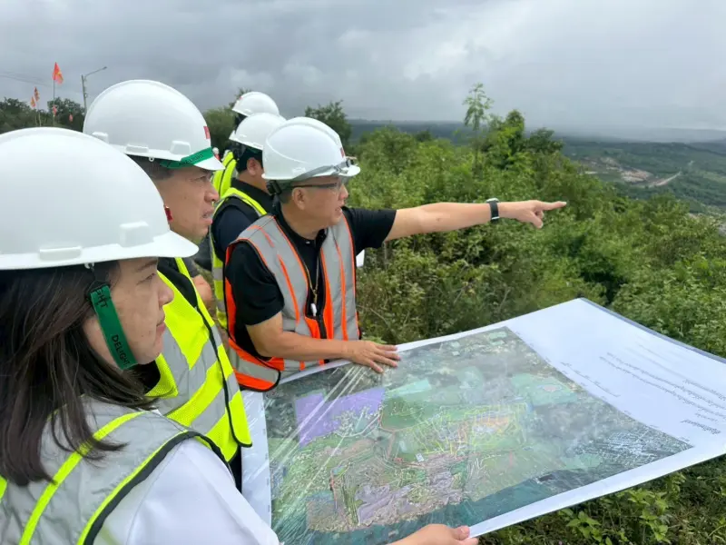 รพร.อานันท์ฯ ลงพื้นที่ตรวจสอบสาเหตุและข้อเท็จจริงการเกิดดินสไลด์ในพื้นที่ทิ้งดินและเก็บมูลดินทรายนอกเขตประทานบัตรของ กฟผ. (เหมืองแม่เมาะ)