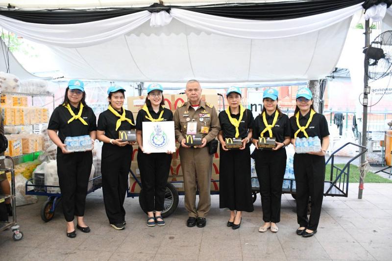 ลสล.สลิลา พร้อมด้วยเจ้าหน้าที่ กพร. ร่วมส่งมอบอาหารพร้อมน้ำดื่ม สำหรับบริการประชาชนที่เข้ากราบสักการะพระบรมศพ สมเด็จพระนางเจ้าสิริกิติ์ พระบรมราชินีนาถ พระบรมราชชนนีพันปีหลวง