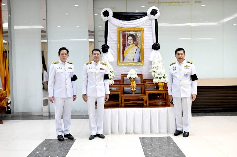 อพร.อดิทัต พร้อมด้วย รพร.อานันท์ และ รพร.ปณตสรรค์ ร่วมผลัดเวรเฝ้าฯ ในพระพิธีธรรมสวดพระอภิธรรมพระบรมศพ สมเด็จพระนางเจ้าสิริกิติ์ พระบรมราชินีนาถ พระบรมราชชนนีพันปีหลวง