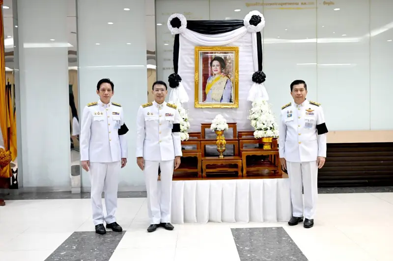 อพร.อดิทัต พร้อมด้วย รพร.อานันท์ และ รพร.ปณตสรรค์ ร่วมผลัดเวรเฝ้าฯ ในพระพิธีธรรมสวดพระอภิธรรมพระบรมศพ สมเด็จพระนางเจ้าสิริกิติ์ พระบรมราชินีนาถ พระบรมราชชนนีพันปีหลวง