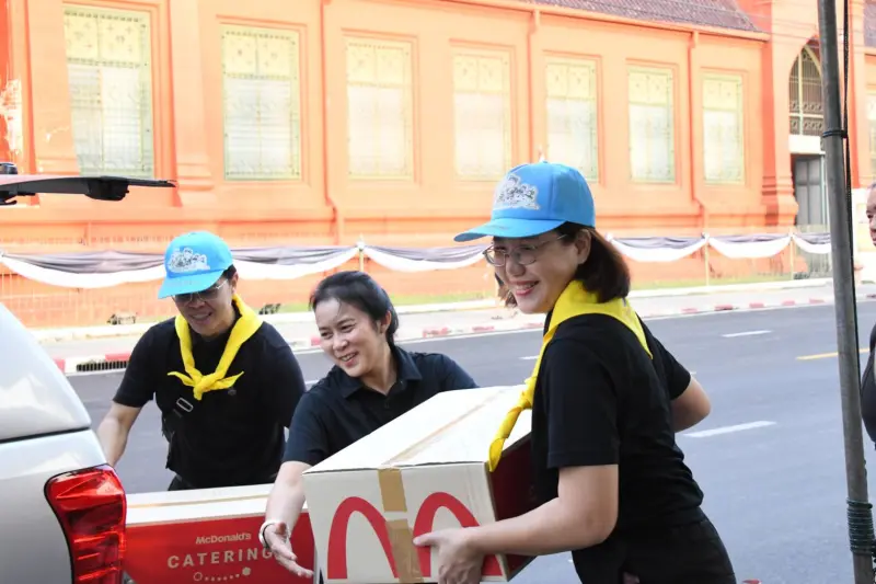 ลสล. พร้อมด้วยเจ้าหน้าที่ กพร. ร่วมส่งมอบอาหารพร้อมน้ำดื่ม สำหรับบริการประชาชนที่เข้ากราบสักการะพระบรมศพ สมเด็จพระนางเจ้าสิริกิติ์ พระบรมราชินีนาถ พระบรมราชชนนีพันปีหลวง