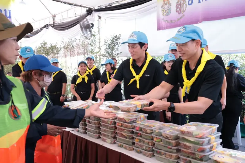 อพร.อดิทัต พร้อมด้วย รพร.ปณตสรรค์ ร่วมกิจกรรมบำเพ็ญสาธารณประโยชน์ มอบอาหารและน้ำดื่มบริการประชาชนที่เดินทางมาร่วมกราบบังคมพระบรมศพ สมเด็จพระนางเจ้าสิริกิติ์ พระบรมราชินีนาถ พระบรมราชชนนีพันปีหลวง