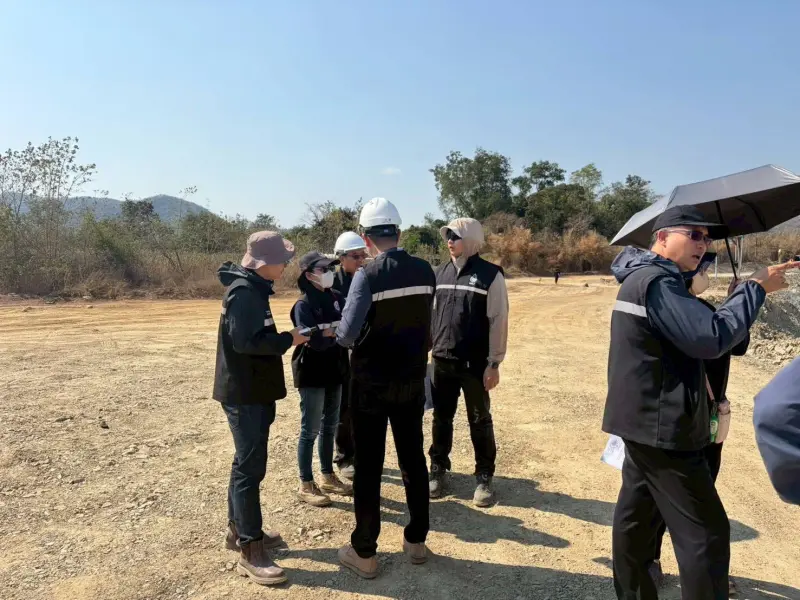 ผอ.สรข.7 ร่วมตรวจสอบกรณีมีผู้ร้องเรียนว่ามีการใช้แบคโฮขุดเจาะหินและดิน ซึ่งทำให้เกิดเสียงดังรบกวนและฝุ่นหินจำนวนมาก ในพื้นที่หมู่ที่ 11 ต.ทุ่งหลวง อ.ปากท่อ จ.ราชบุรี