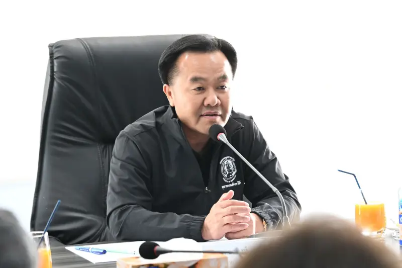 รมช.อุตฯ ลุยเหมืองเขาสามง่าม เน้นกำกับฟื้นฟูพื้นที่ ย้ำผู้ประกอบการไม่ทิ้งชุมชน ลดฝุ่น–น้ำเสีย สร้างสมดุลอุตสาหกรรมกับสิ่งแวดล้อม