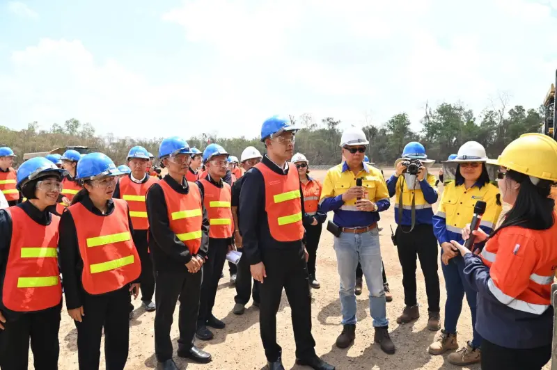 “ธนกร” บุกเหมืองทองอัครา หลังยุติข้อพิพาทด้วยดี กำชับคุมเข้มสิ่งแวดล้อม-ดูแลชุมชน เผย นายกฯ สั่งเดินหน้ายกระดับแร่ไทยสู่วัตถุดิบยุทธศาสตร์พลังงานสะอาด