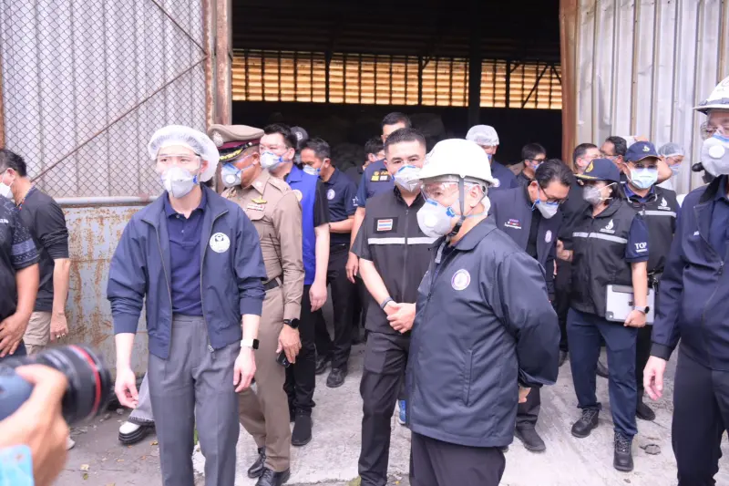 รพร.ปณตสรรค์ฯ ร่วมคณะ รวอ.วราวุธฯ ลงพื้นที่ตรวจติดตามการแก้ไขปัญหาตามข้อร้องเรียนของชาวบ้าน กรณีได้รับกลิ่นเหม็นรบกวนจากโรงงานอลูมิเนียมดรอส ของบริษัท เอวาย 2021 จำกัด